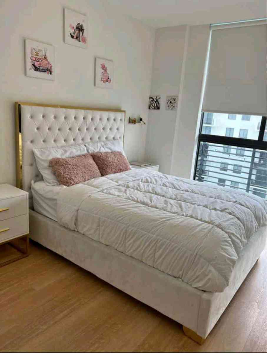 New beige and gold queen bed - Altamonte Springs, Florida