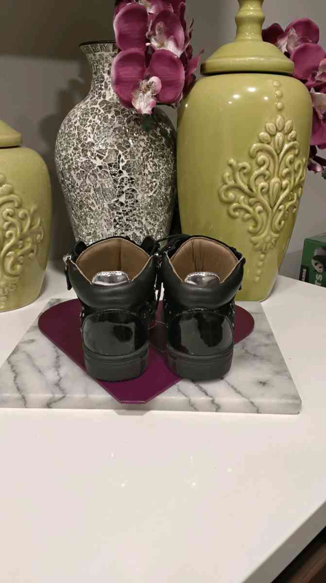 Giuseppe Zanotti - San Diego, California - FleaMarketBay