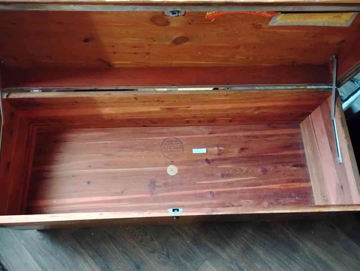 cedar hope chest trunk - Gresham, Oregon - FleaMarketBay