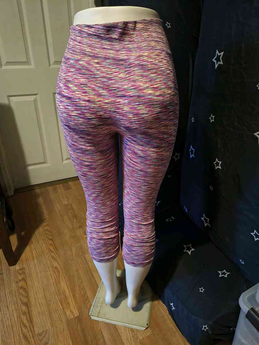 Womens capris available in sizes S M L - Bell Gardens, California - FleaMarketBay