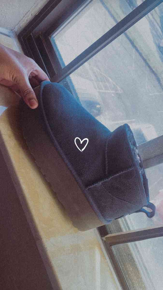 UGG shoes - Waterloo, Iowa