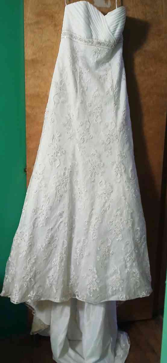 White Laced Wedding Dress with Train - Clarksburg, West Virginia - FleaMarketBay