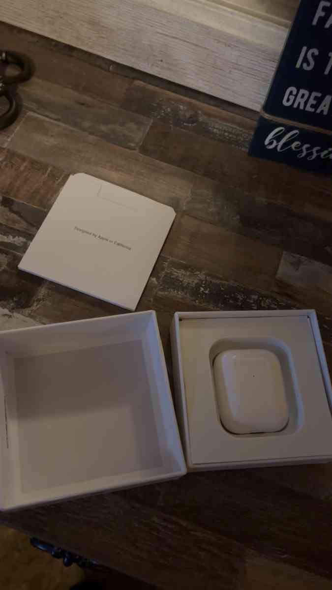 Apple AirPods with Wireless Charging Case 2nd Generation - Mississippi State, Mississippi - FleaMarketBay