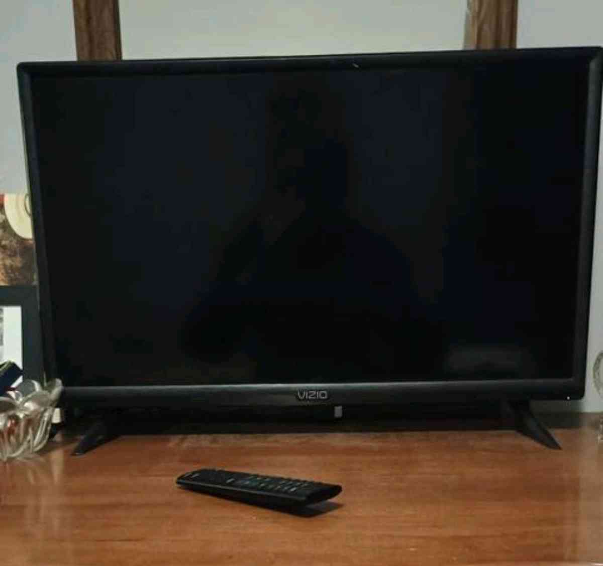 Element 24in TV and Remote