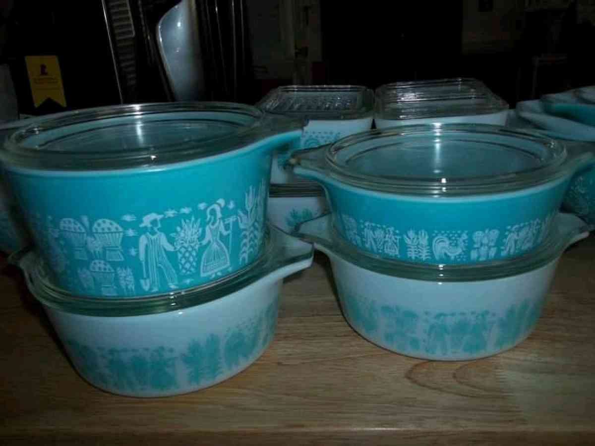 two sets of turquoise Pyrex vintage dishes - Springfield, Ohio - FleaMarketBay