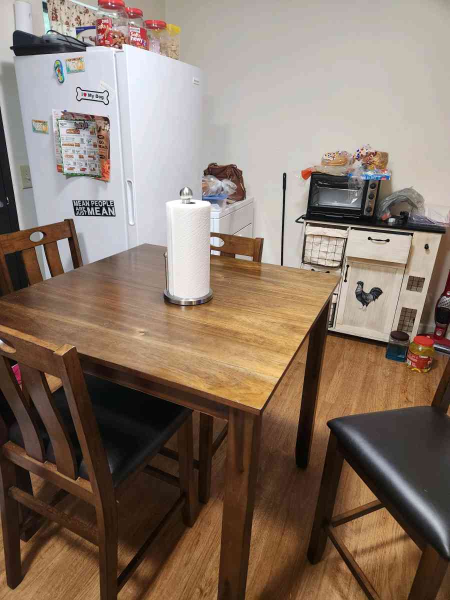 table and chairs - Franklin Springs, Georgia - FleaMarketBay