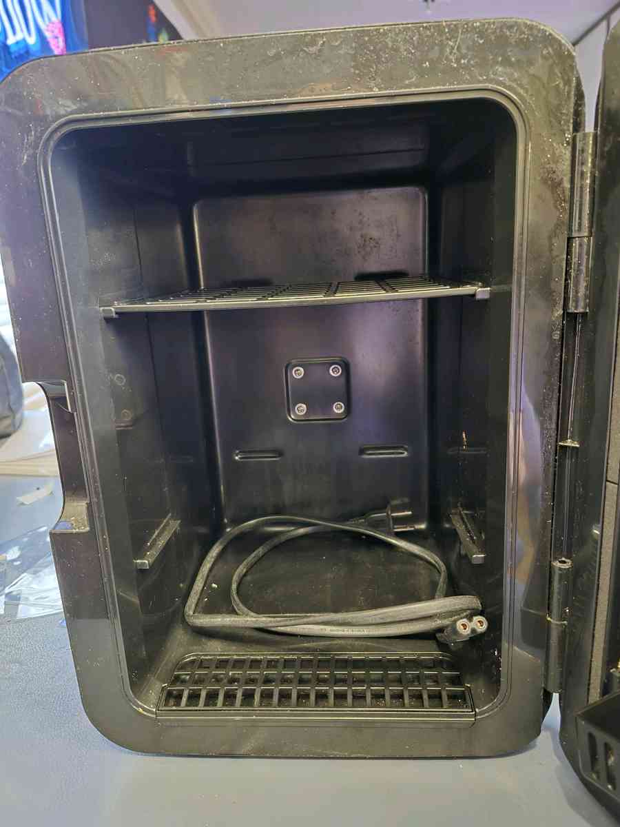 mini fridge Frigidaire - Lake Wales, Florida - FleaMarketBay