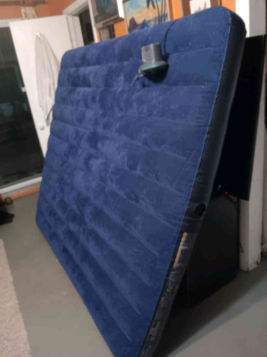 Queen size air mattress with air pump - Boynton Beach, Florida - FleaMarketBay