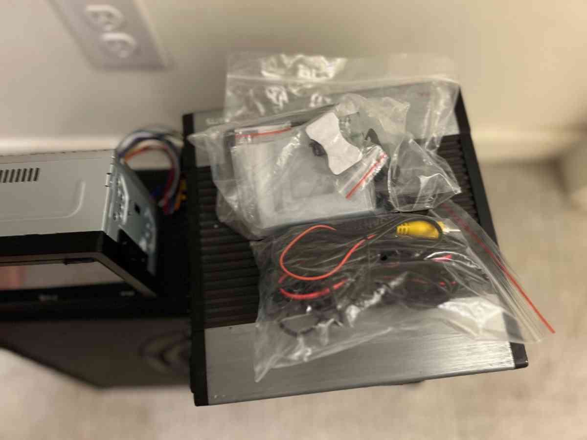 plz radio n 10inkickier amp - Casa Grande, Arizona - FleaMarketBay