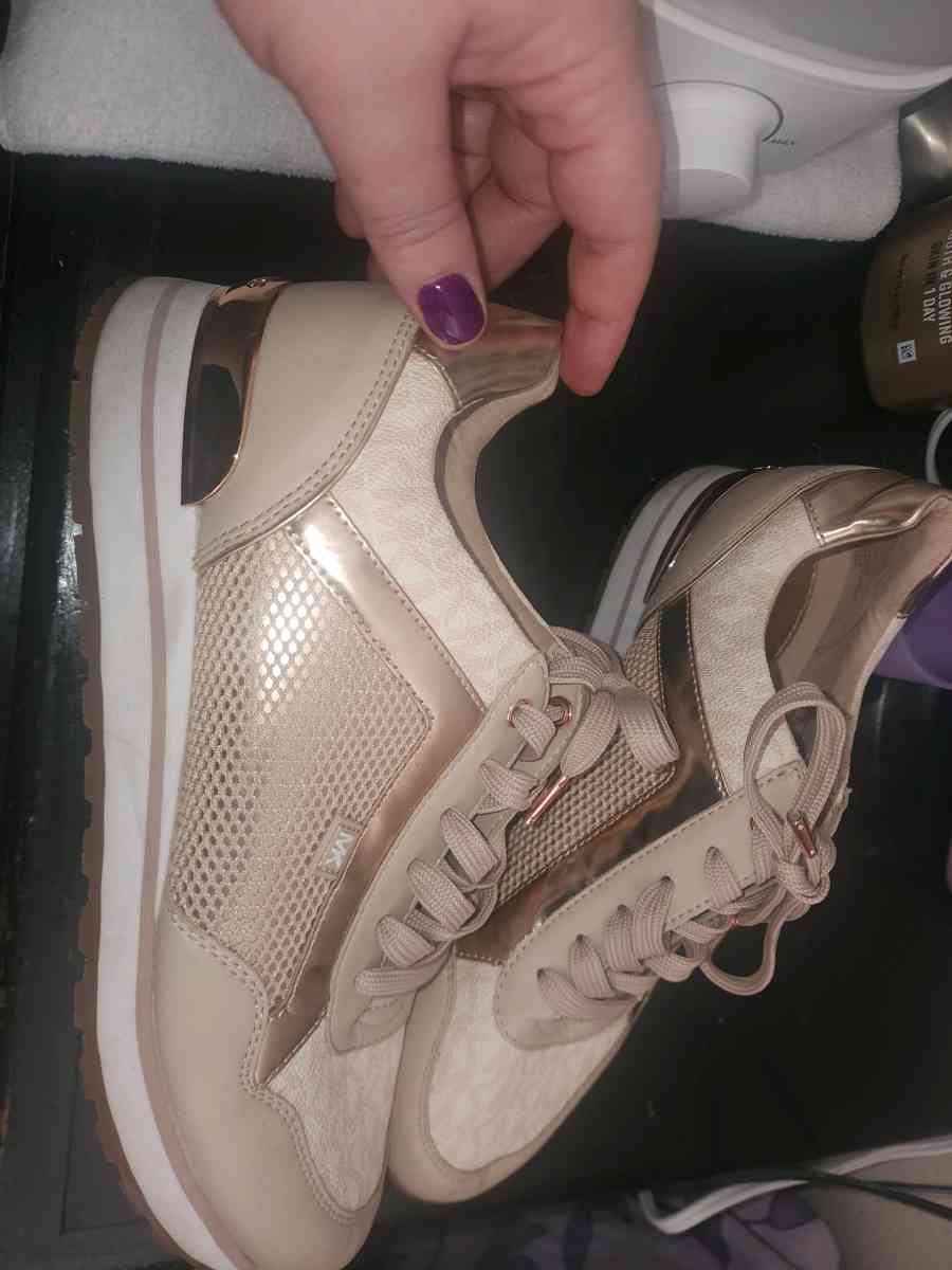 Michael kors - Adelanto, California - FleaMarketBay