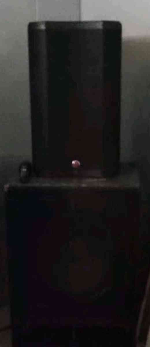 Two functional speakers and two subwoofers - Herington, Kansas - FleaMarketBay