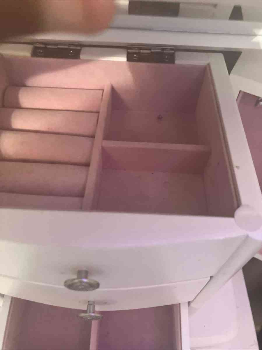 Vintage jewelry box Already used spacious for jewelry and - Richmond, Virginia - FleaMarketBay