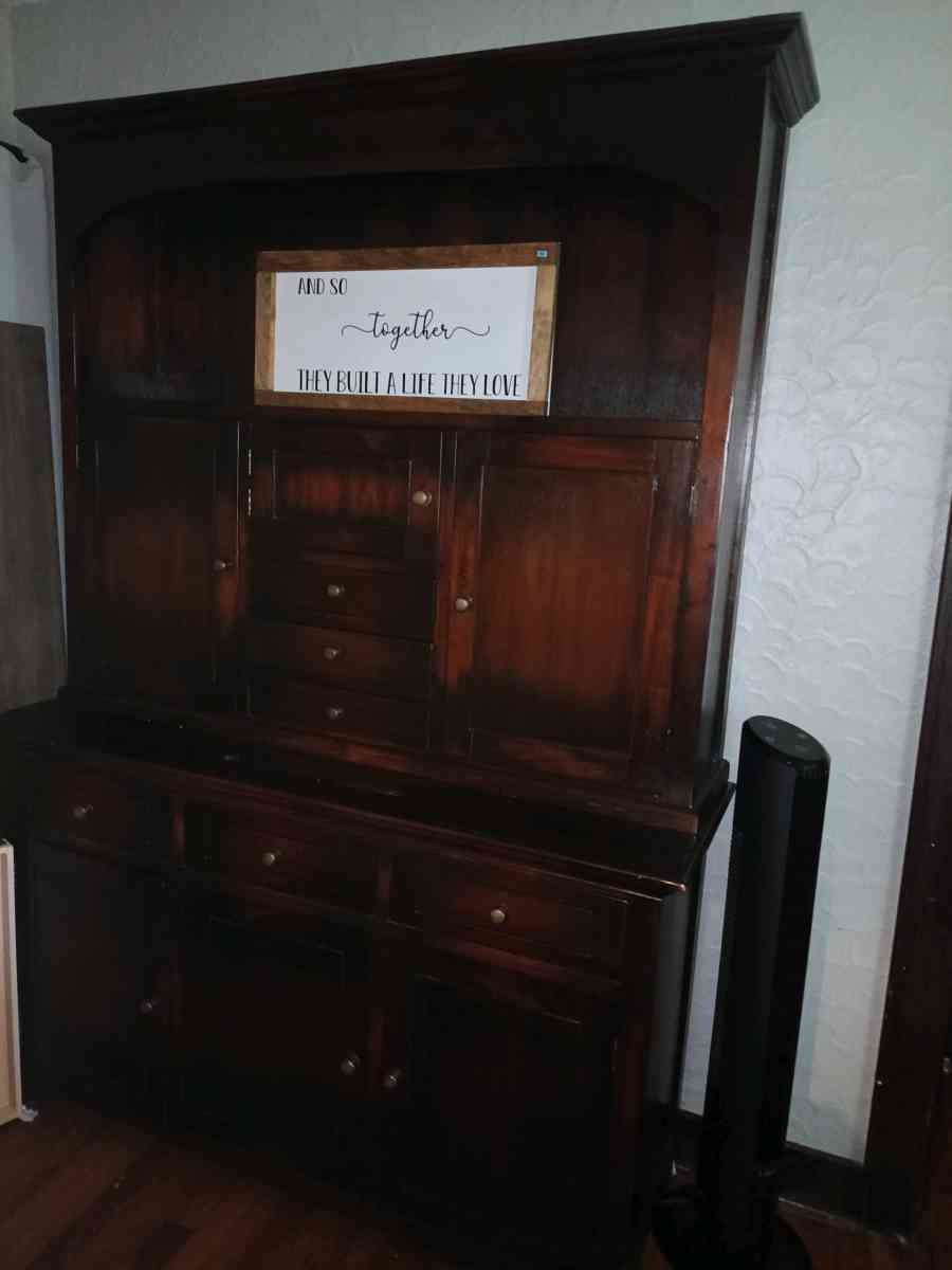 wooden hutch - Saint Joseph, Missouri