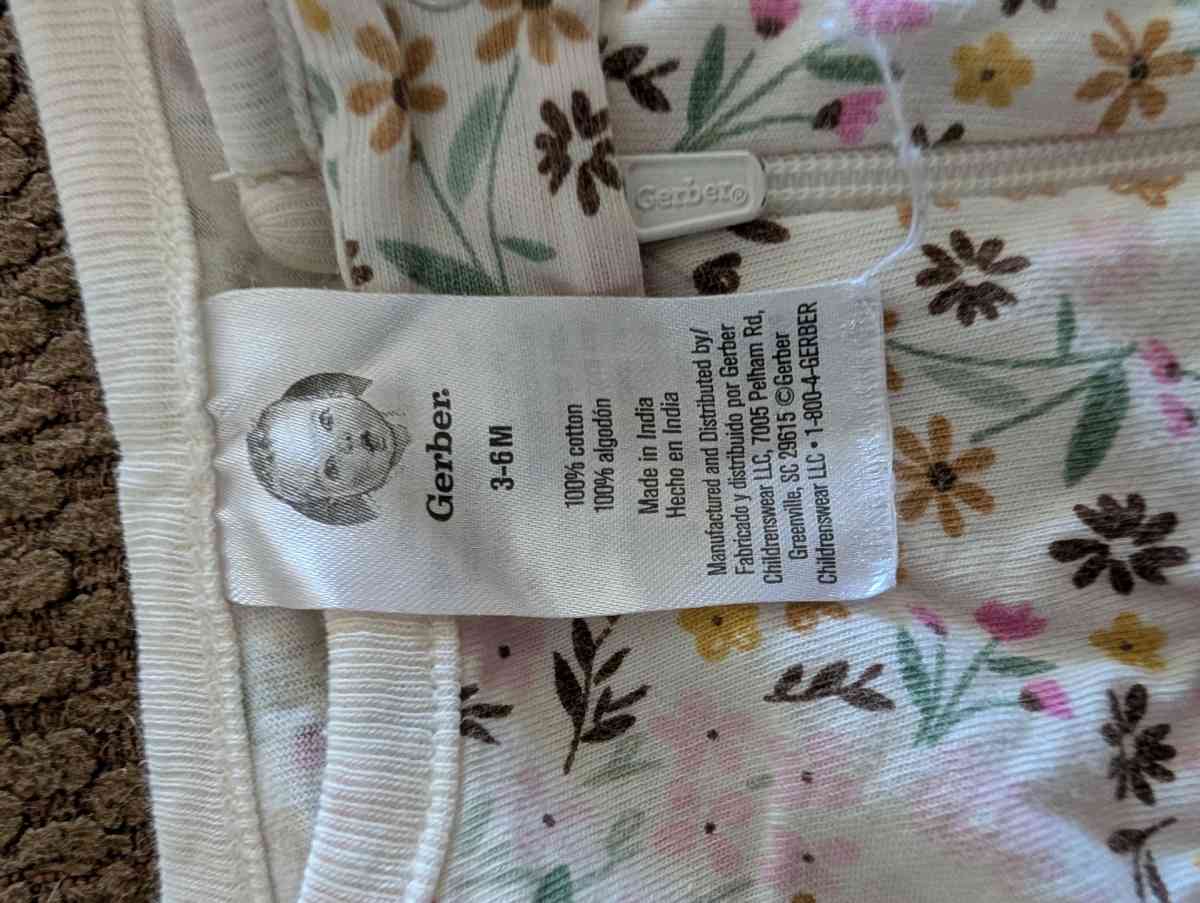 Baby Flowery sleepsuit with feet - Savannah, Georgia - FleaMarketBay