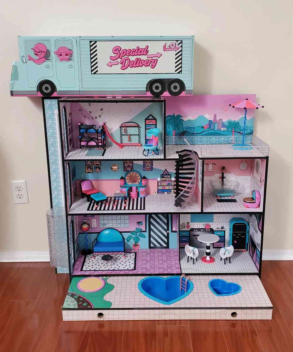 LOL Dollhouse Read Description - Altamonte Springs, Florida