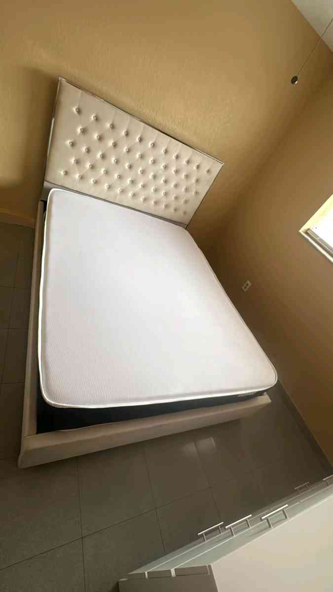 cama Queen con colchn regular Queen - Altamonte Springs, Florida - FleaMarketBay