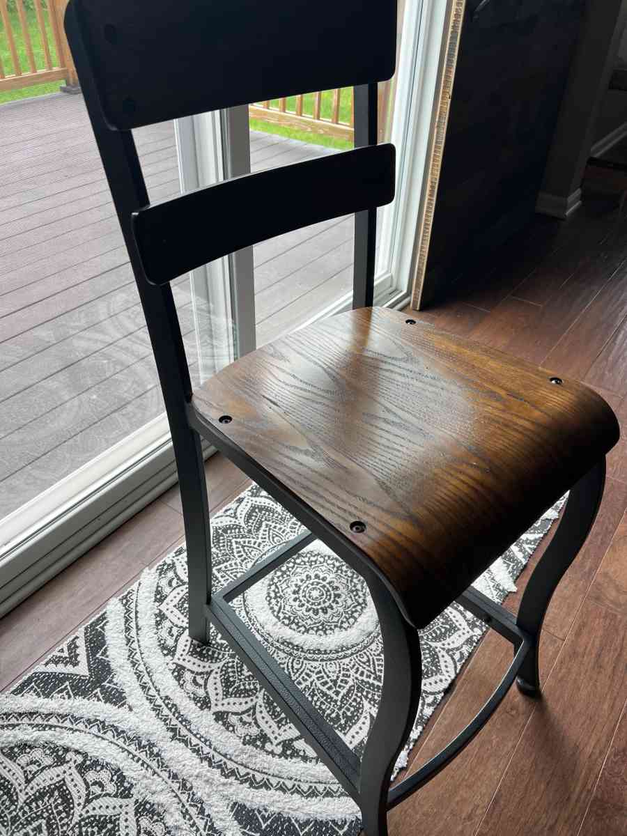 Four Of Yaretzi 25 Counter Bar Stools - Columbia Station, Ohio - FleaMarketBay
