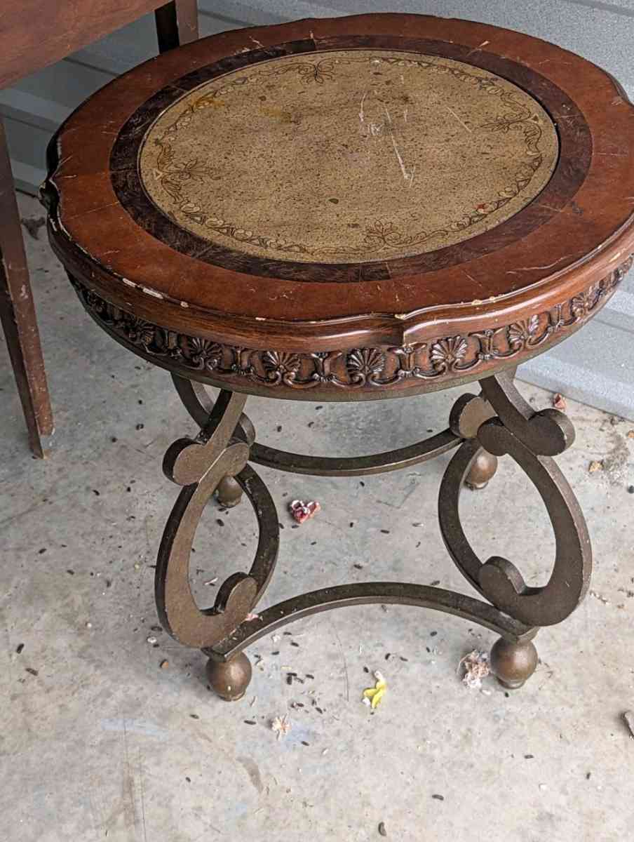 maybe European end table - Hope, Arkansas - FleaMarketBay