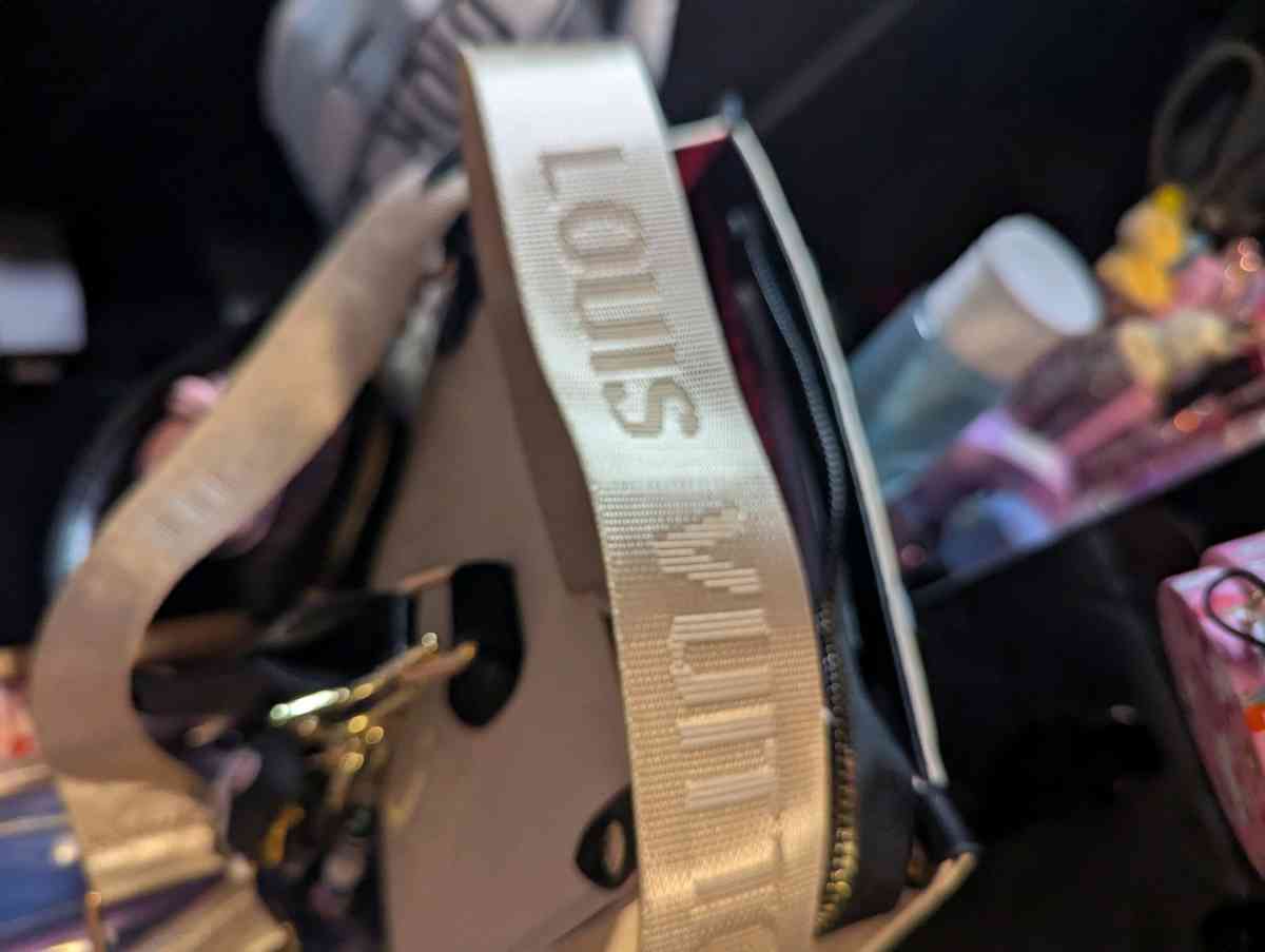 lv purse - Peoria Heights, Illinois - FleaMarketBay