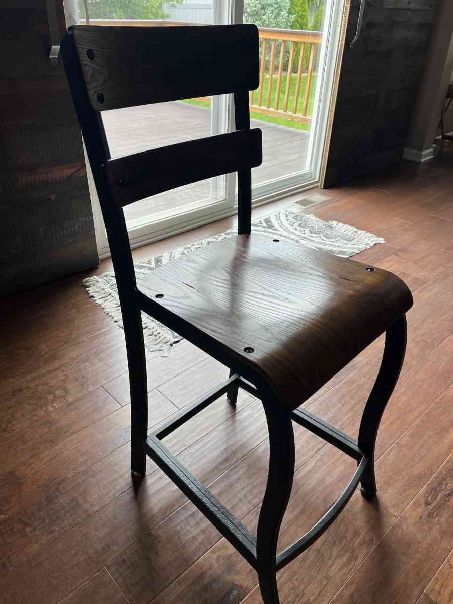 Four Of Yaretzi 25 Counter Bar Stools - Columbia Station, Ohio - FleaMarketBay