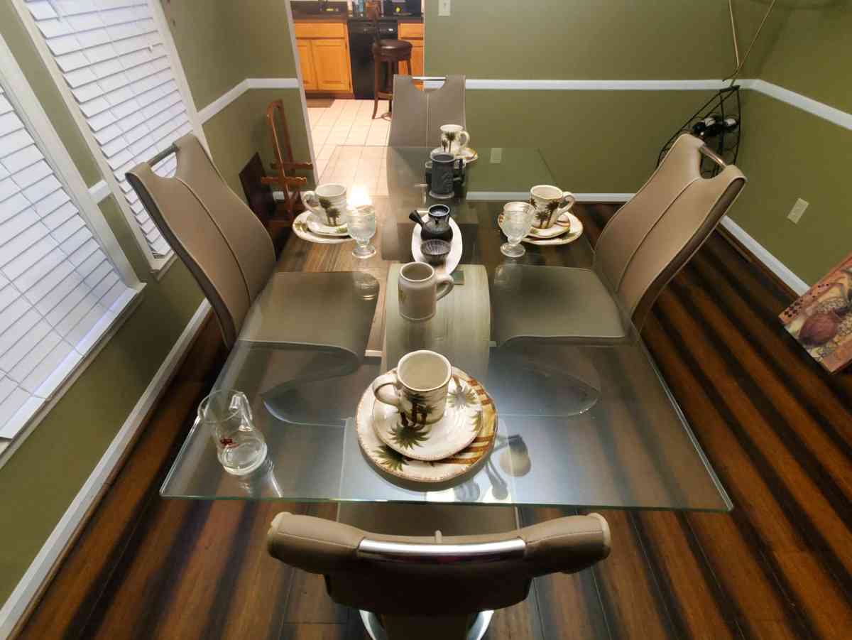 glass table - Conyers, Georgia - FleaMarketBay