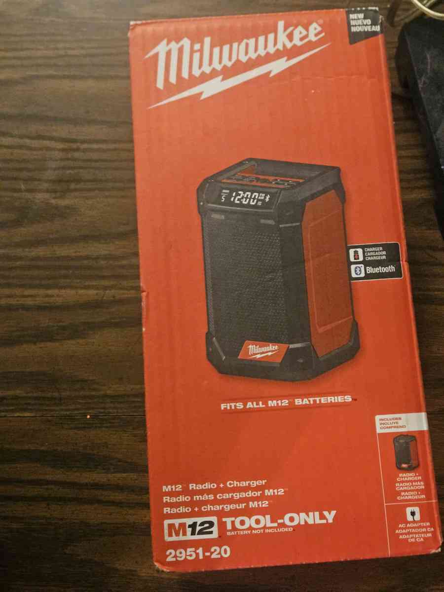 Milwaukee radio 2n1 - Shreveport, Louisiana - FleaMarketBay