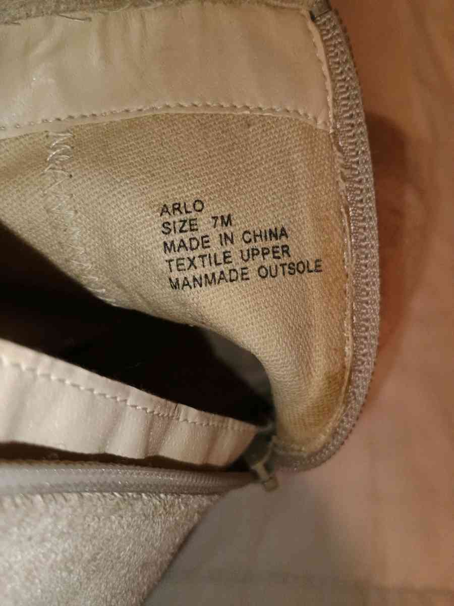 Arlo Peeptoe Suede Bootie with Fringe Accents size 7M - Memphis, Tennessee - FleaMarketBay