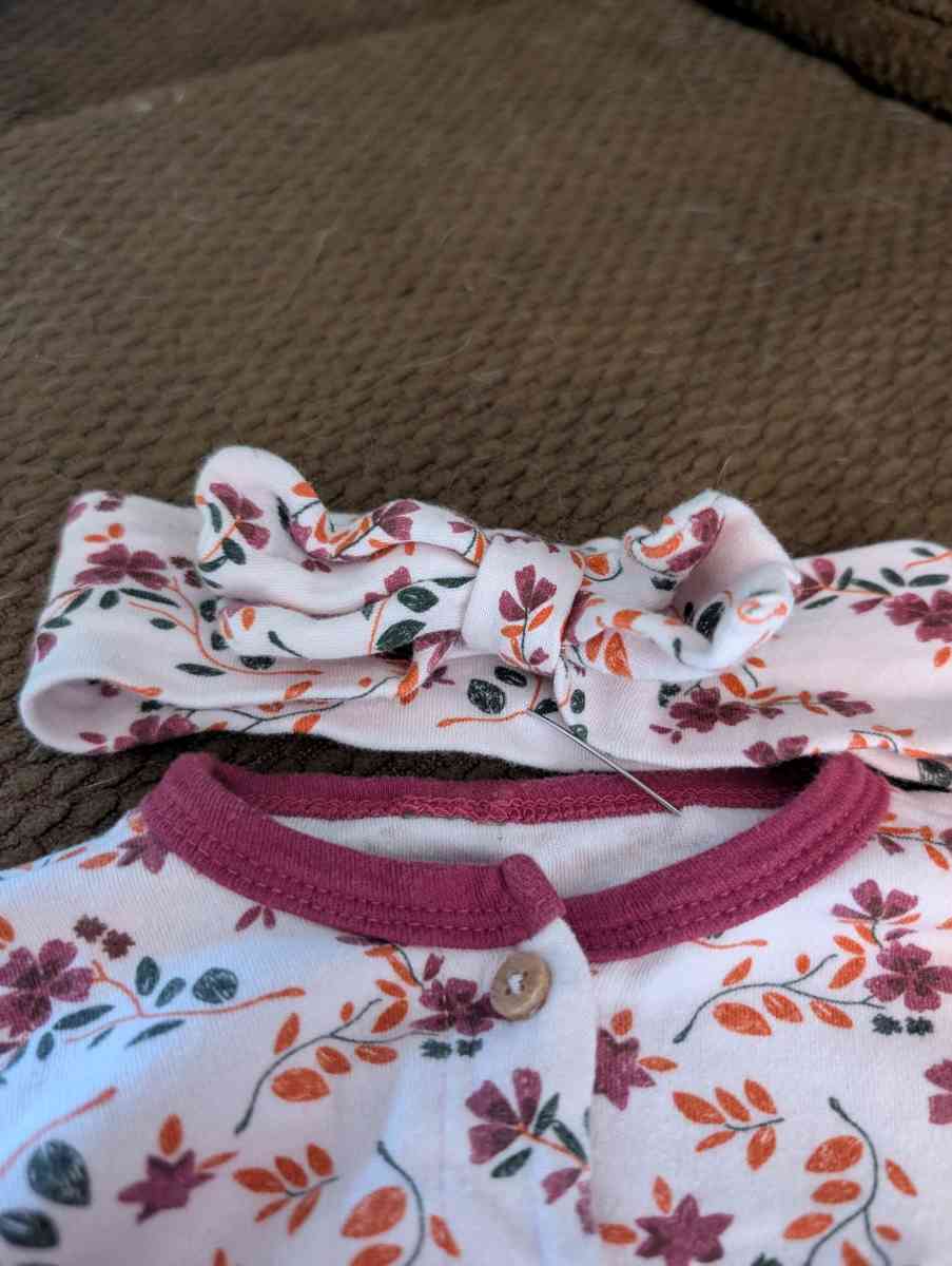 Baby flowery pink sleepsuit with feet and headband - Savannah, Georgia - FleaMarketBay