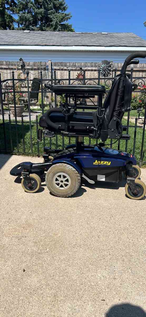 Independent chair - Kenosha, Wisconsin - FleaMarketBay