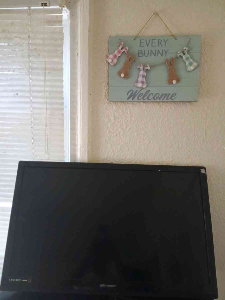 Emerson 32 inch TV - San Antonio, Texas