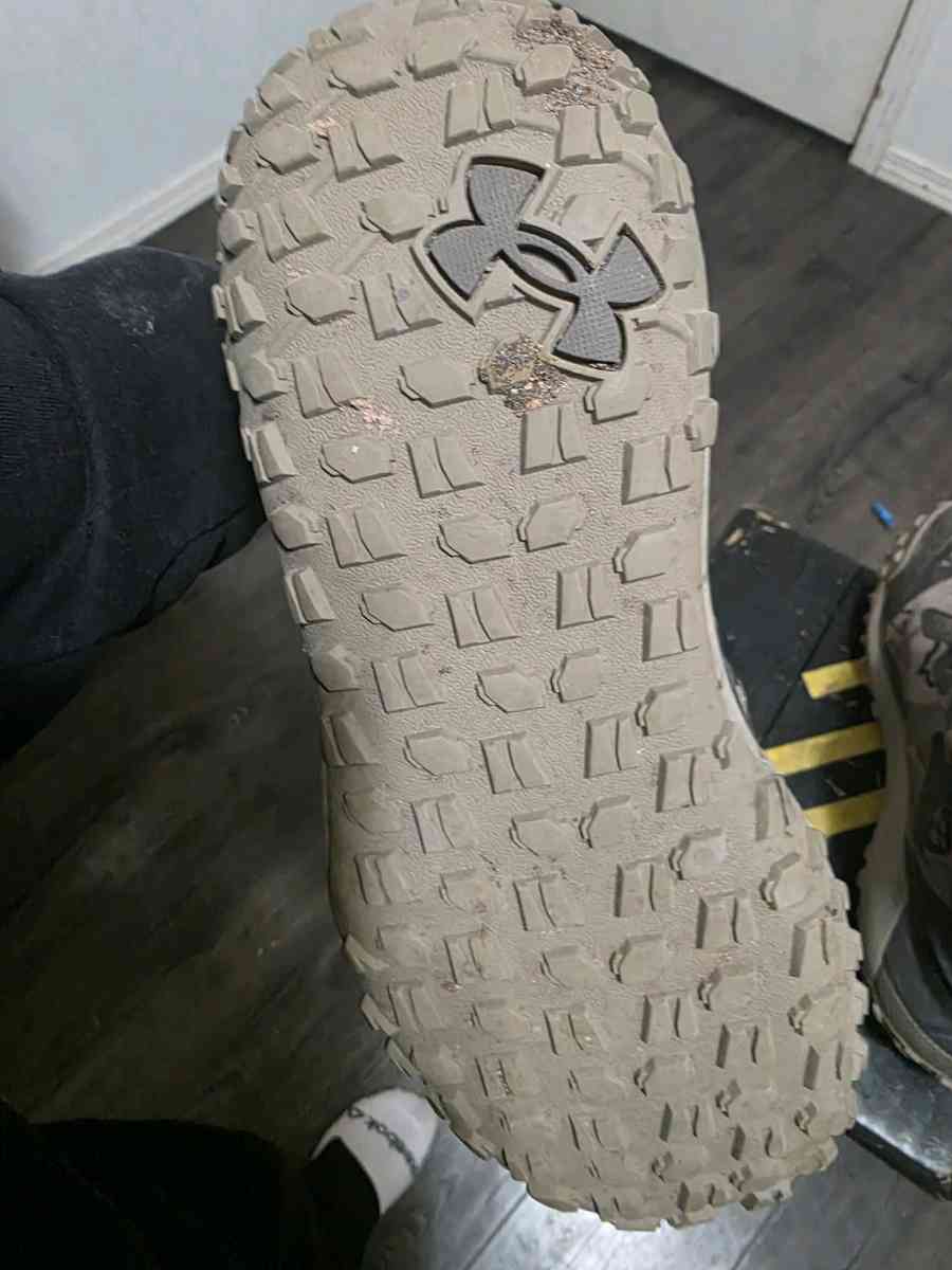 Under Armor Hiking Boots - Bernalillo, New Mexico - FleaMarketBay