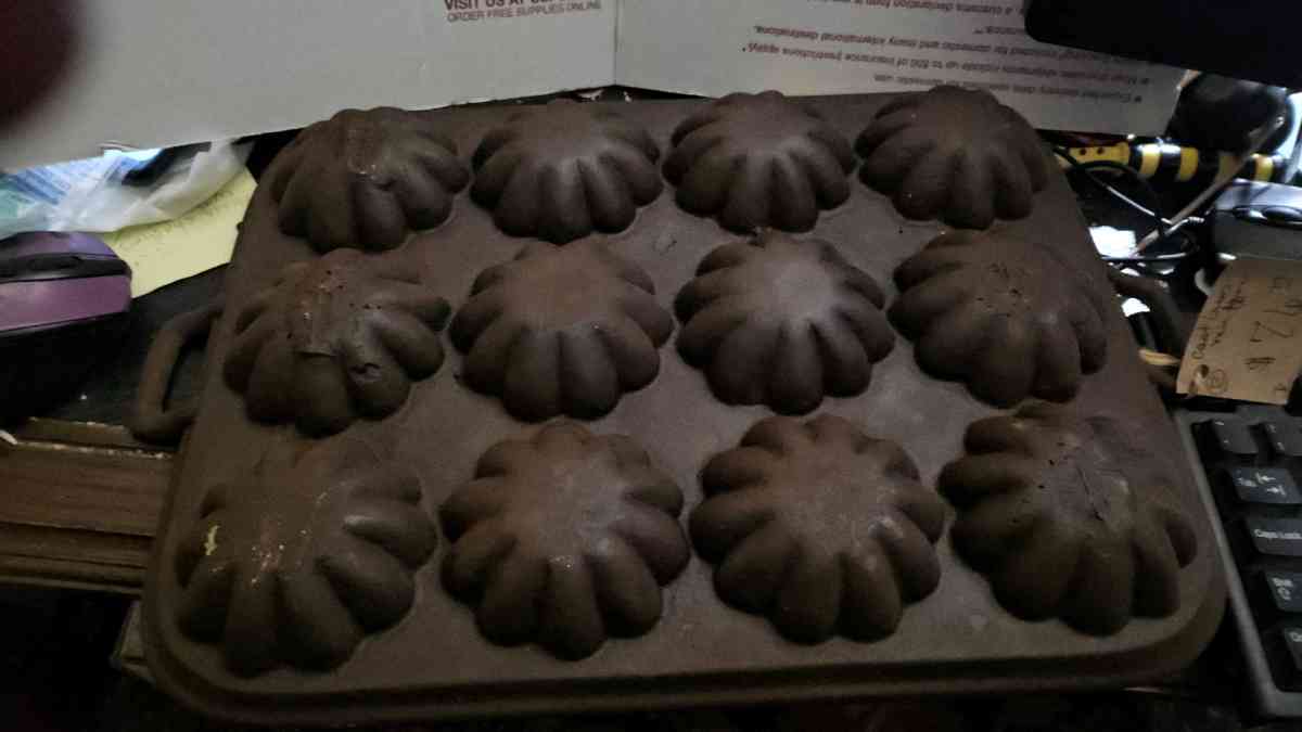 Heavy cast iron muffin pan - Elwood, Indiana
