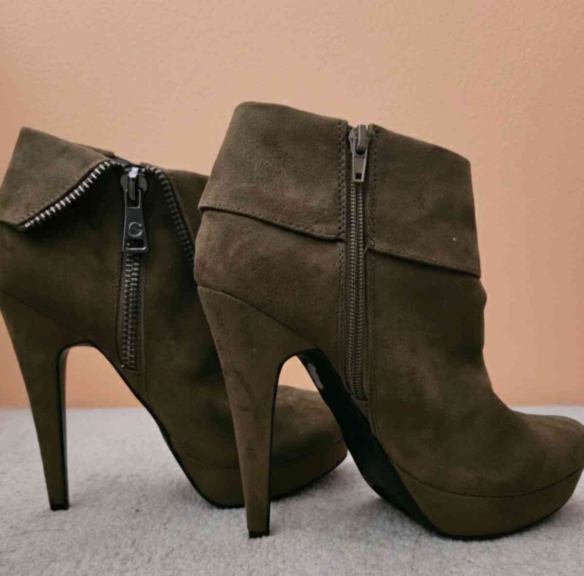 Womens GBG Los Angeles Hazel Greenish Brown suede size 9 ank - Sanford, Maine - FleaMarketBay