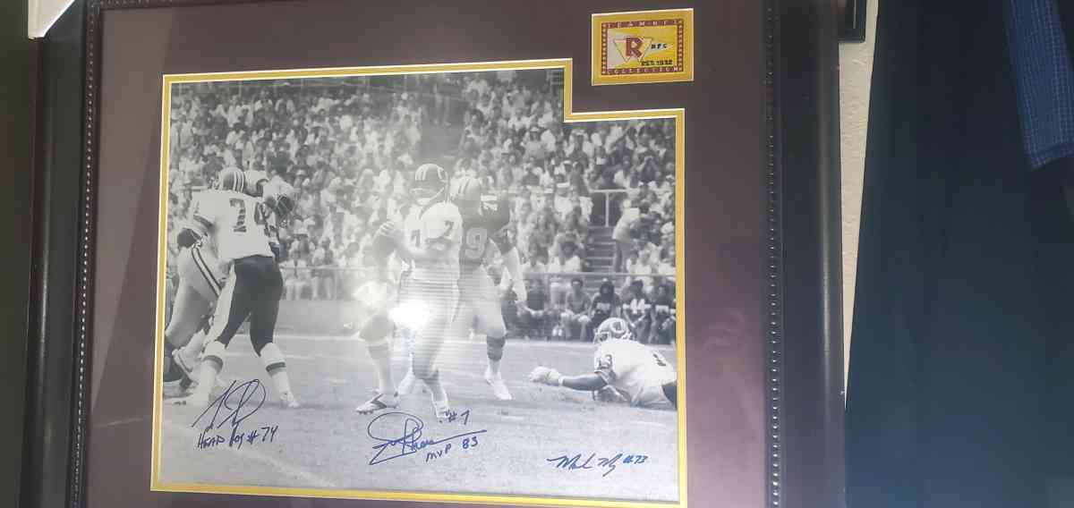 Autograph Picture of the Washington  redskins - Wilsonville, Oregon - FleaMarketBay
