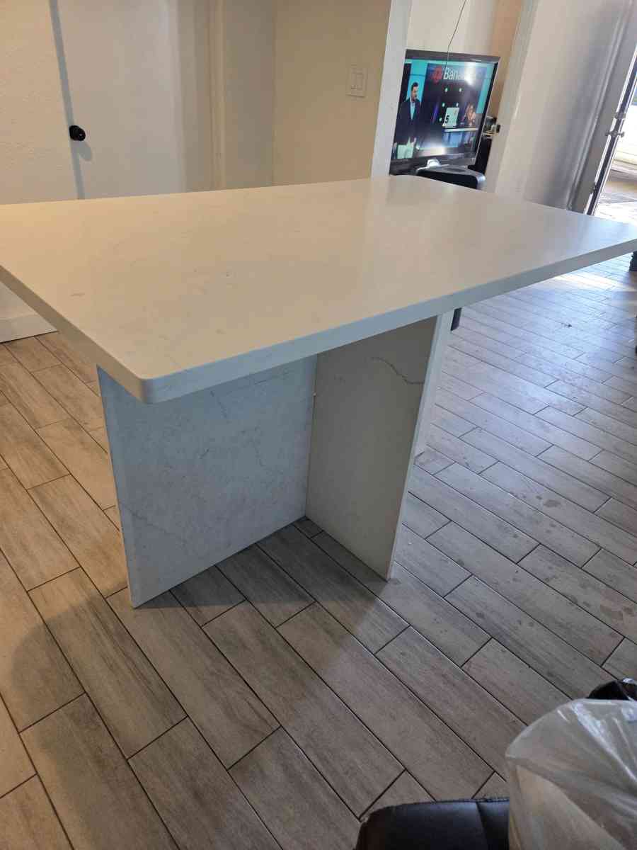 Carrera white quartz table - Phoenix, Arizona - FleaMarketBay