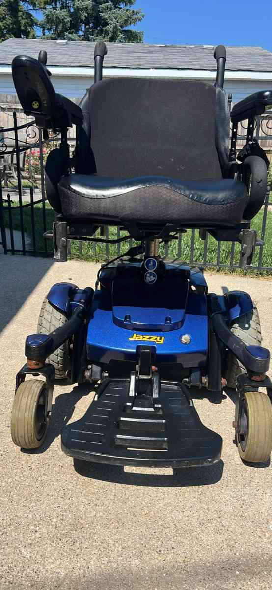 Independent chair - Kenosha, Wisconsin - FleaMarketBay