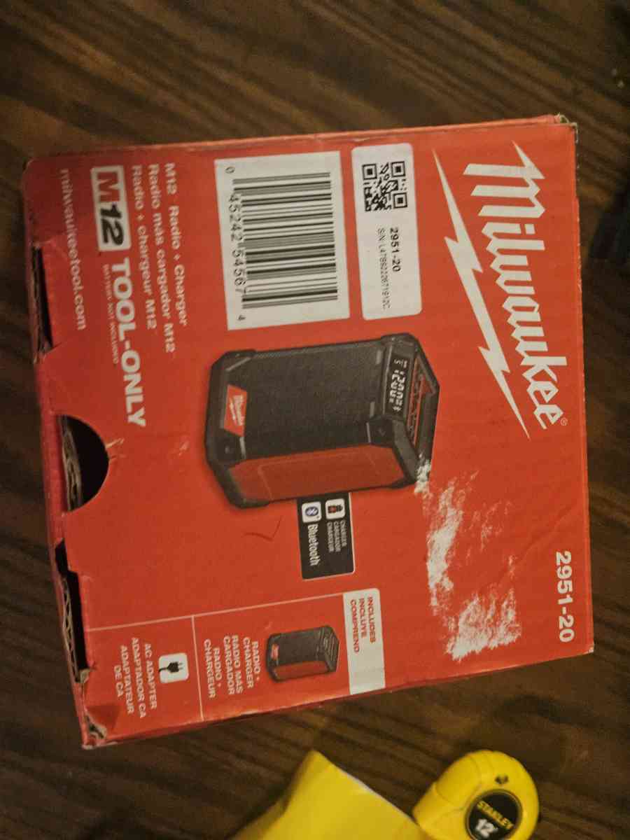 Milwaukee radio 2n1 - Shreveport, Louisiana - FleaMarketBay