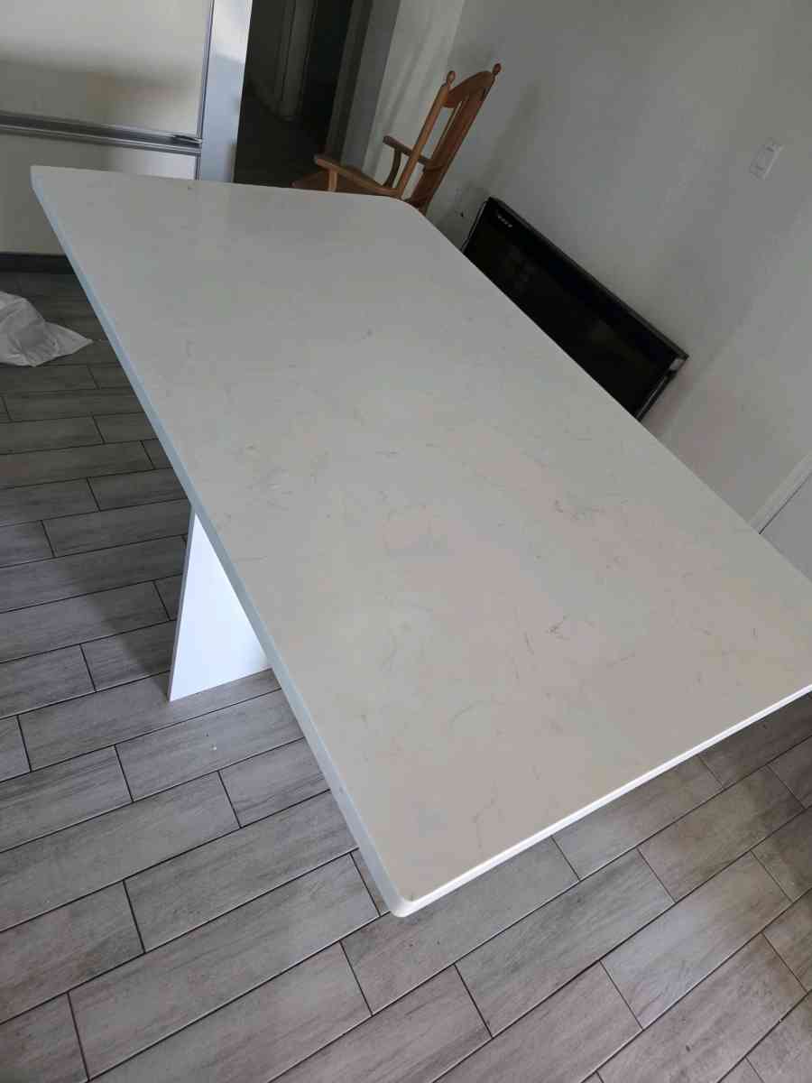 Carrera white quartz table - Phoenix, Arizona - FleaMarketBay