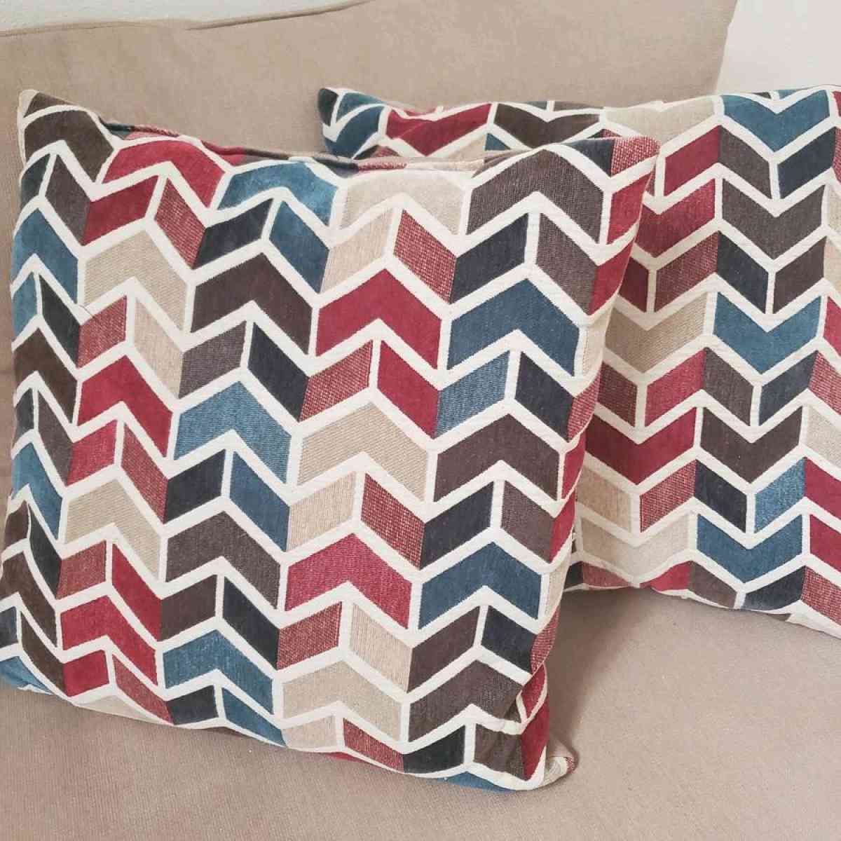 Loveseat Couch With 4 Pillows Read Description - Altamonte Springs, Florida - FleaMarketBay