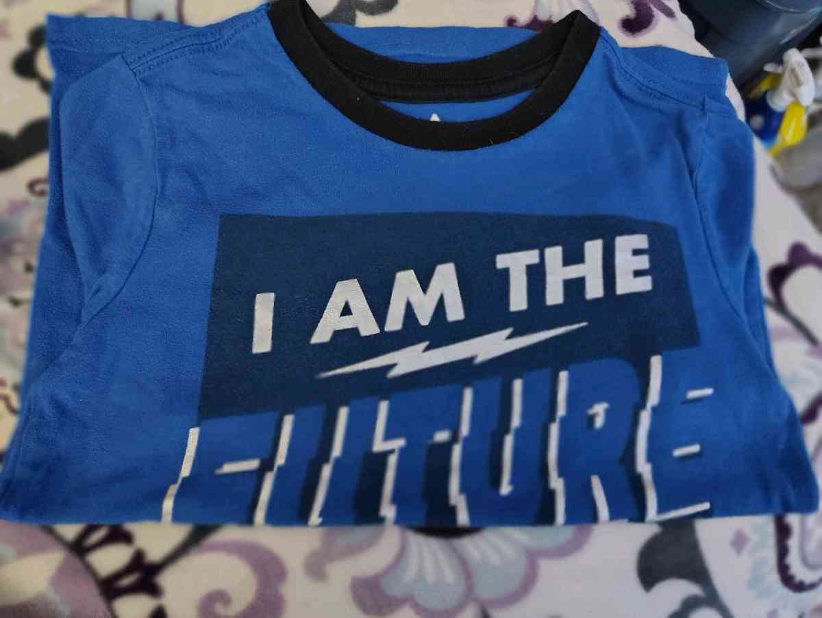 sweaters and tshirts - Davidson, North Carolina - FleaMarketBay