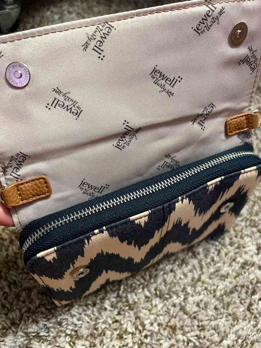 Jewell Tons of Funds Crossbody Bag by thirtyone - Columbus, Ohio - FleaMarketBay