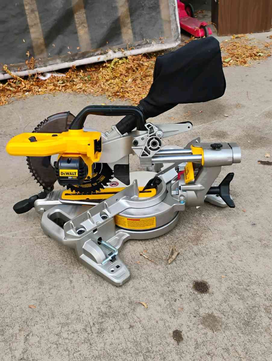 DEWALT 20V MAX 714 in Cordless Sliding Miter Saw with batter - Denver, Colorado - FleaMarketBay