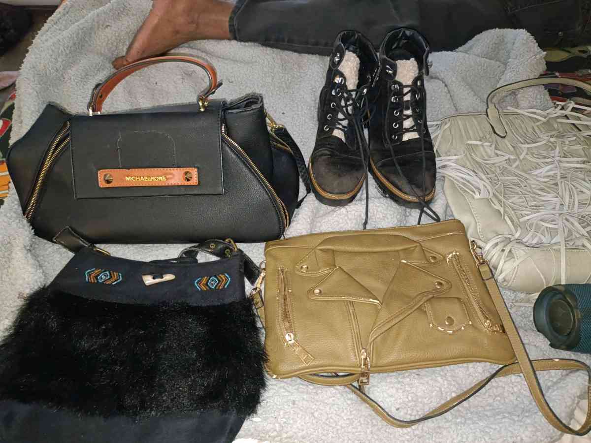 assorted joggers and scrubs - Cincinnati, Ohio - FleaMarketBay