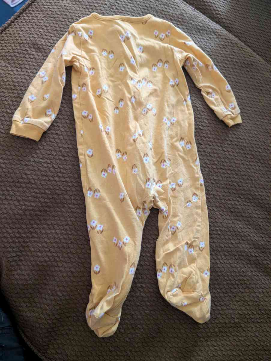 Baby yellow sleepsuit with feet 3 to 6 months - Savannah, Georgia - FleaMarketBay