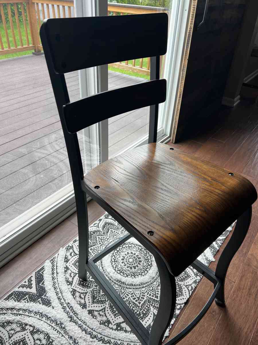 Four Of Yaretzi 25 Counter Bar Stools - Columbia Station, Ohio - FleaMarketBay