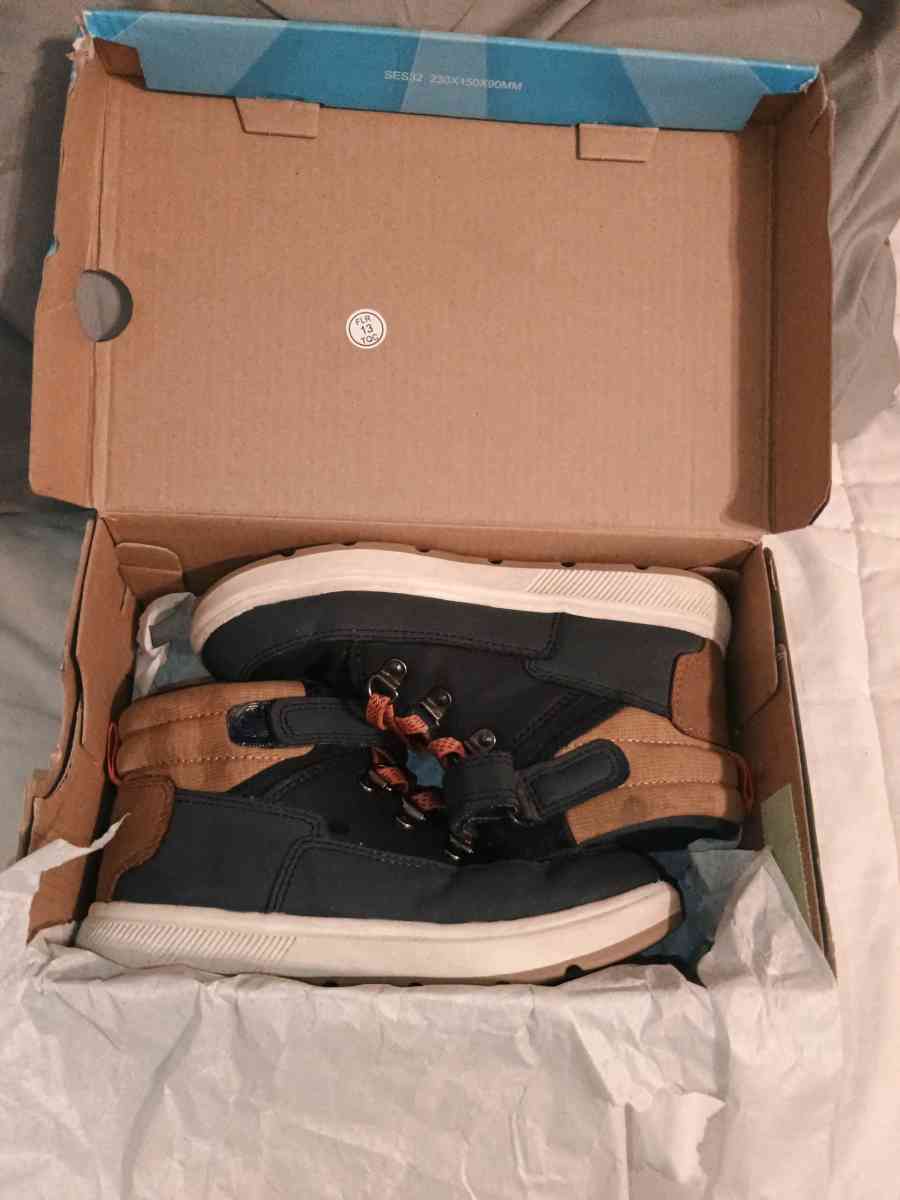 Cat and Jack Boys Boots size 11y - Memphis, Tennessee