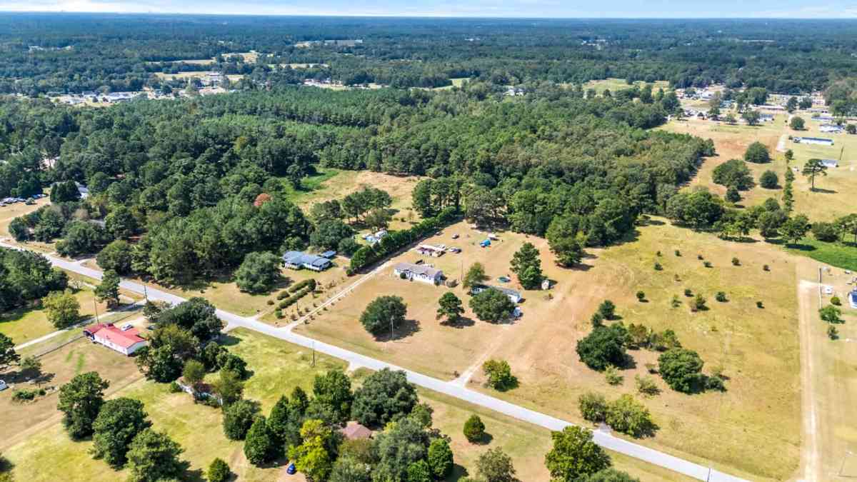 4 bed 2 bath and 5 bed 3 bath homes 2 and half acres - Eutawville, South Carolina - FleaMarketBay