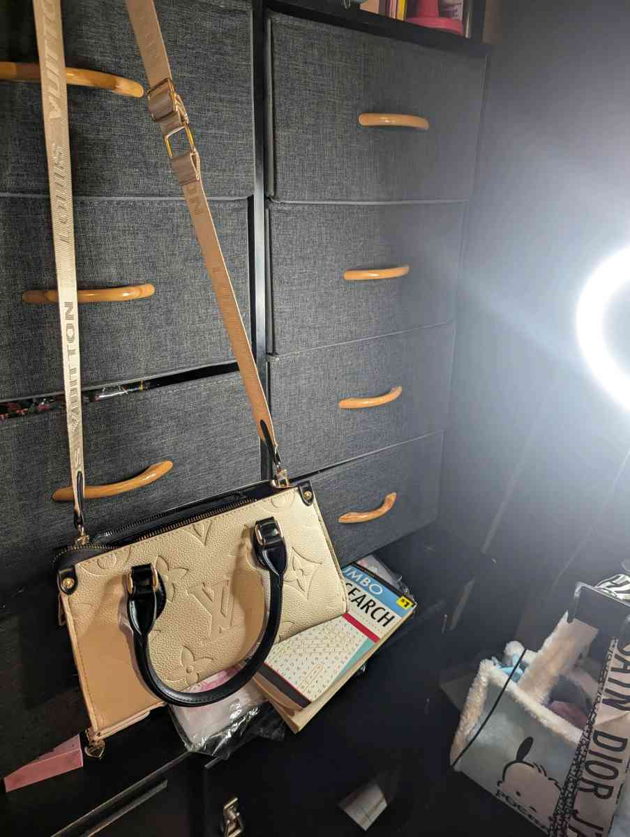 lv purse - Peoria Heights, Illinois - FleaMarketBay