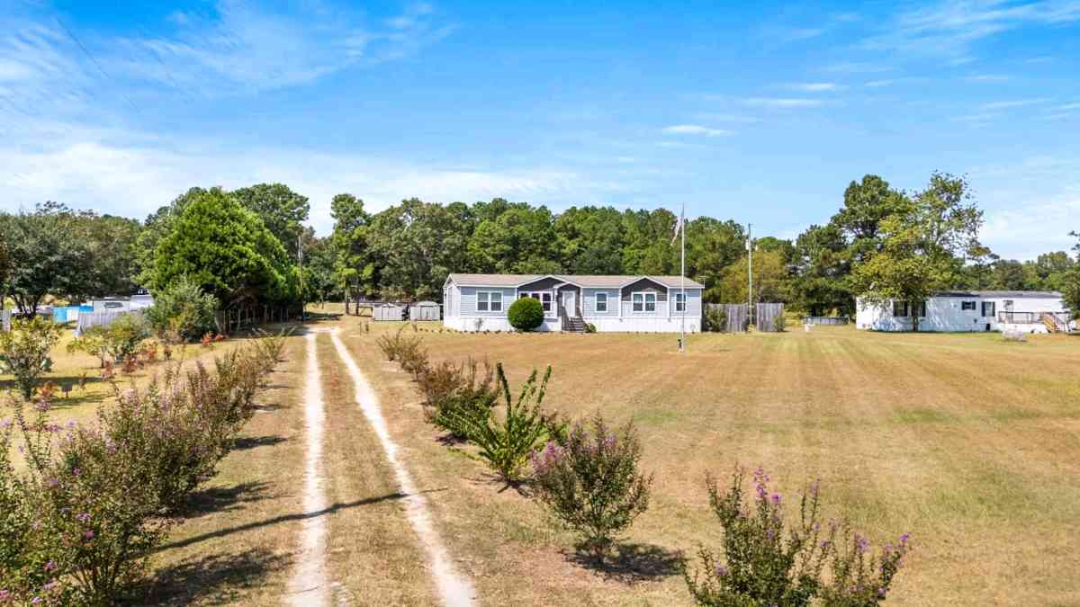 4 bed 2 bath and 5 bed 3 bath homes 2 and half acres - Eutawville, South Carolina - FleaMarketBay
