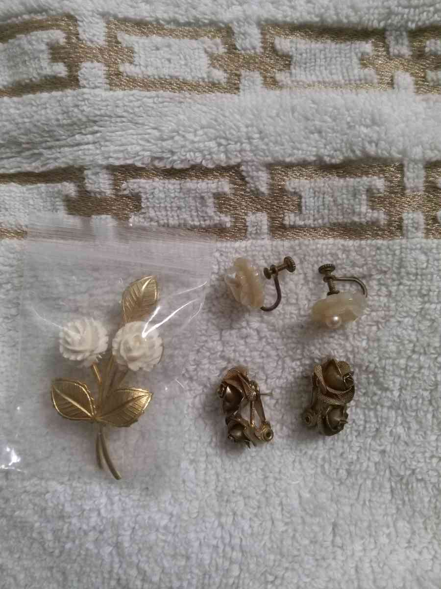 3pc Vintage Earring and Broach Jewelry Bundle - Wildomar, California